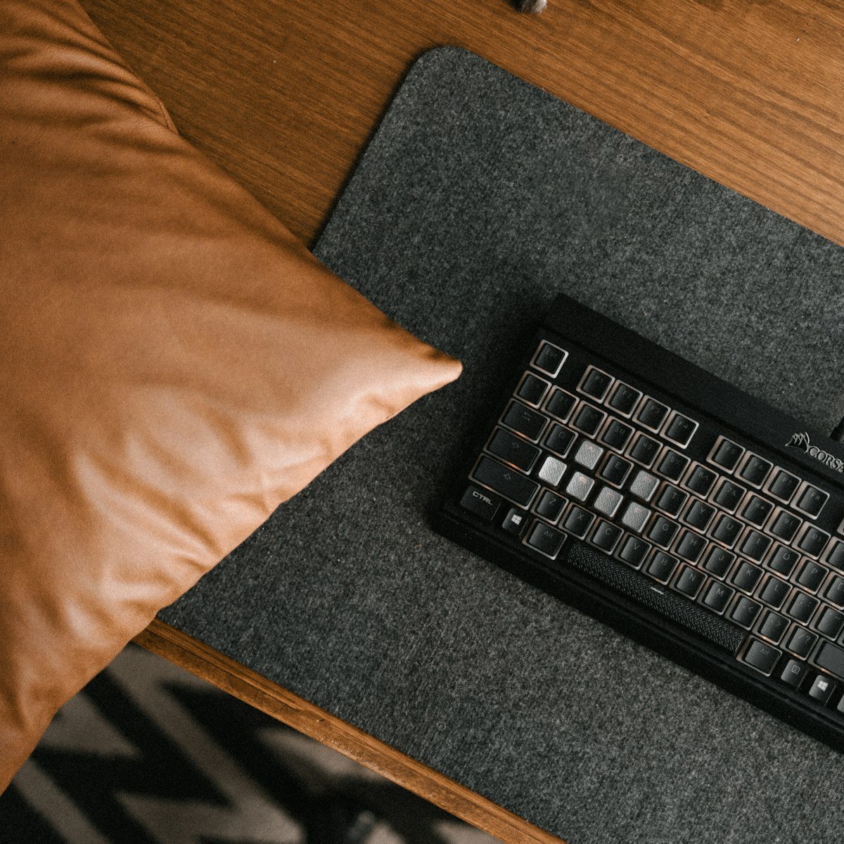 Two-sided desk mat, leather and felt